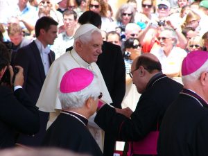 Le pape Benoît XVI à Lourdes : une descente dans les ténèbres